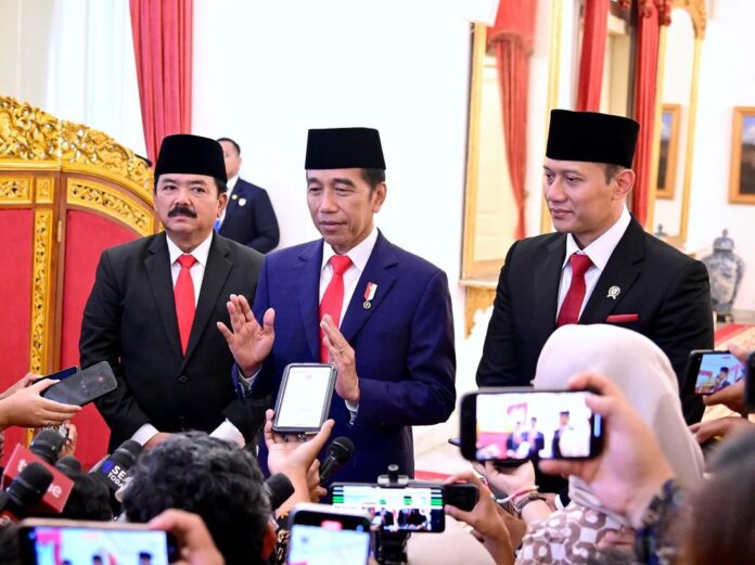 Dari Kanan ke Kiri: Menko Polhukam Hadi Tjahjanto, Presiden Jokowi, dan Mentir ATR Agus Harimurti Yudhoyono. (Instagram/Jokowi)