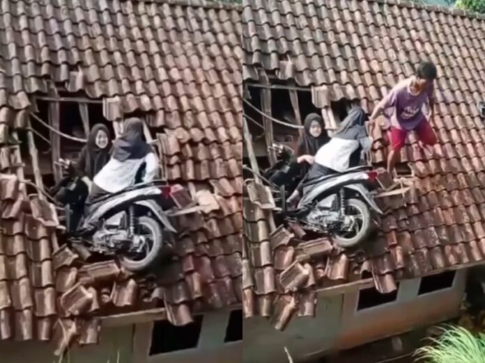 Tangkapan layar dua perempuan berada di atap rumah warga karena kecelakaan motor. (IG: @memomedsos_official)