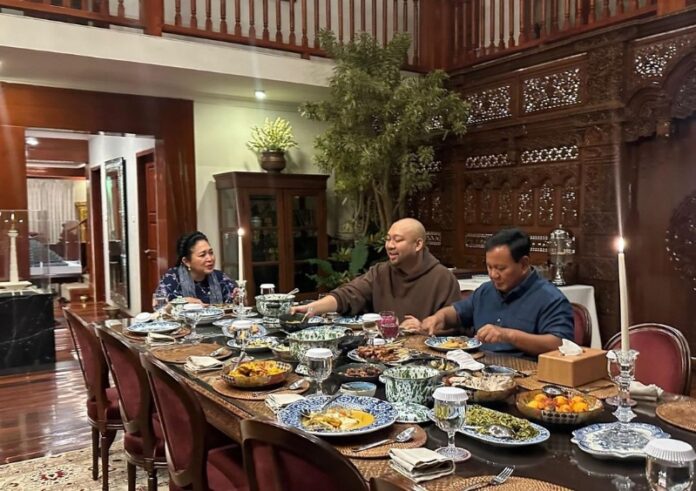 Prabowo Subianto berbuka puasa bersama Titiek Soeharto dan Didit Hediprasetyo. (Instagram/@prabowo)