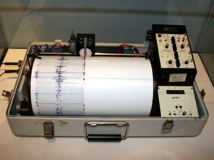 Ilustrasi seismograph alat pendeteksi gempa bumi. (Dok Wikipedia)