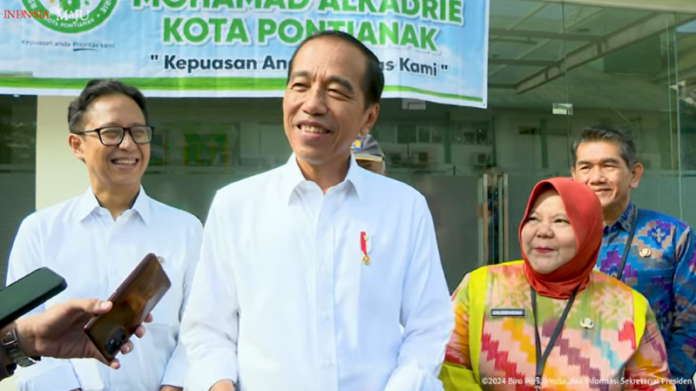 Presiden Joko Widodo (Jokowi) Tertawa Menjawab Isu Jadi Ketua Umum Partai Golkar usai meninjau RSUD Sultan Syarif Mohamad Alkadrie, Kota Pontianak, Kalimantan Barat. Kamis (21/4/2024). (Foto: Youtube/Sekretariat Presiden)