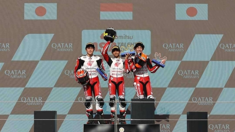 Pembalap muda Indonesia bernama Kiandra Ramadhipa (15) menjadi juara di balapan Idemitsu Asia Talent Cup (IATC) Race 2 di Sirkuit Internasional Lusail, Qatar. (Dok IATC)