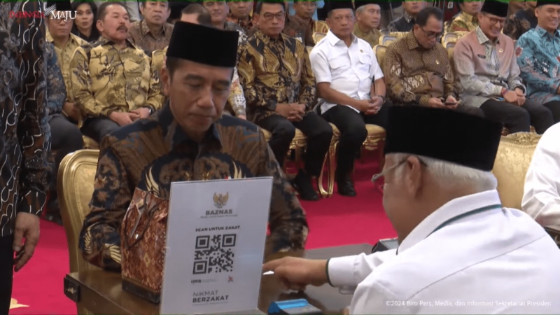 Presiden Joko Widodo (Jokowi) saat membayar zakat di Istana Negara, Rabu (13/3/2024). (Youtube/Biro Pers Setpres)