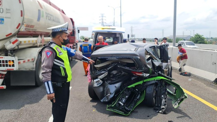 Porsche Tabrak Lvina di Tol-Kejapanan, Sidoarjo, Jawa Timur. (Dok Polda Jatim)