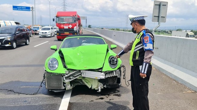 Porsche Tabrak Lvina di Tol-Kejapanan, Sidoarjo, Jawa Timur. (Dok Polda Jatim)