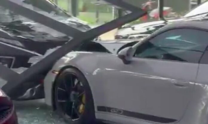 Viral Xpander Tabrak Porsche di Showroom Mewah PIK. (Twitter/@innovacommunity)