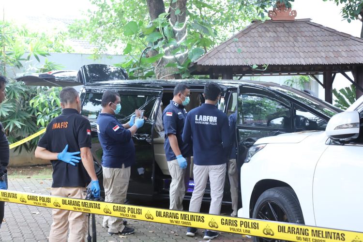 Anggota Polisi dari Polres Jakarta Selatan Melakukan Olah TKP Kematian Brigadir RA di Sebuah Rumah Mewah di Kawasan Mampang, Jakarta Selatan. (Foto: Humas Polres Jakarta Selatan)