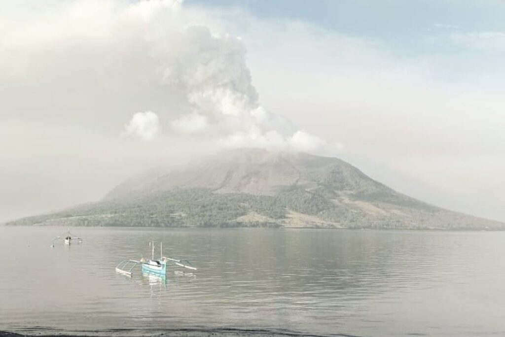 Kondisi Gunung Ruang Usai Erupsi. (Foto: BPBD Sitaro)