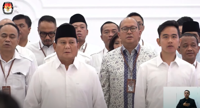 Prabowo Subianto dan Gibran Rakabuming Raka Hadiri Rapat Pleno KPU Penetapan Presiden dan Wakil Presiden Terpilih RI, Rabu (24/4/2024). (Foto: Youtube/KPU RI)