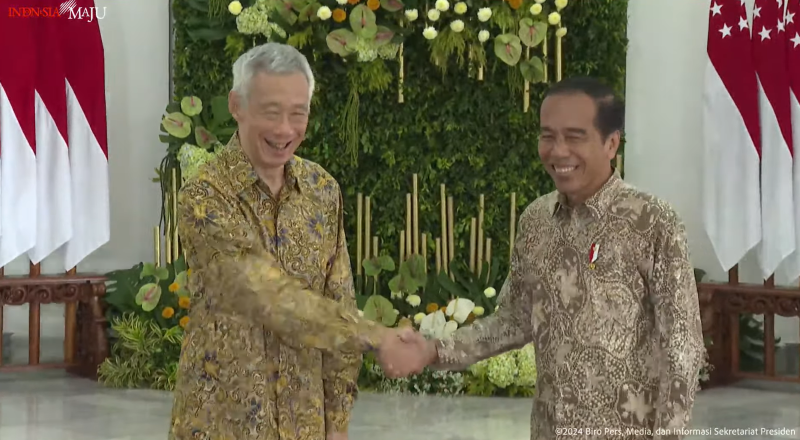 Presiden Jokowi Bersalaman dengan Perdana Menteri (PM) Singapura Lee Hsien Loong di Istana Kepresidenan Bogor, pada Senin (29/4/2024). (Foto: Youtube/Biro Pers Setpres RI)
