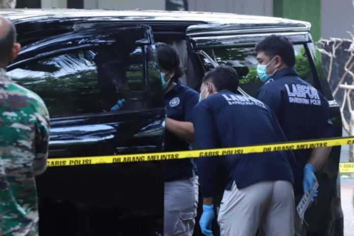 Anggota Polisi dari Polres Jakarta Selatan Melakukan Olah TKP Kematian Brigadir RA di Sebuah Rumah Mewah di Kawasan Mampang, Jakarta Selatan. (Foto: Humas Polres Jakarta Selatan)