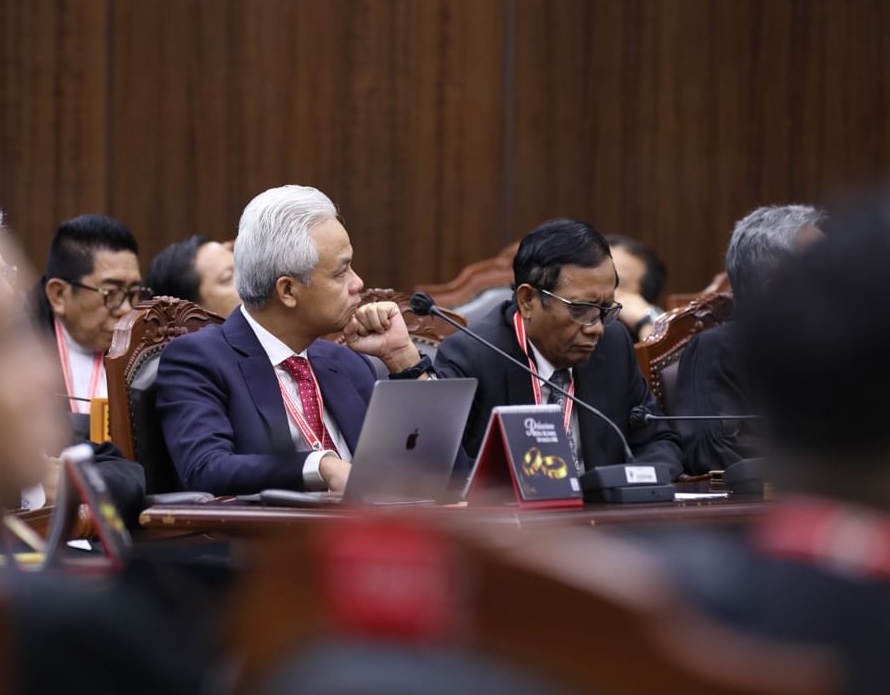 Pasangan Ganjar Pranowo dan Mahfud MD di Sidang Permohonan Gugatan Hasil Pilpres 2024 di Gedung Mahkamah Konstitusi (MK), Jakarta, Senin (23/4/2024). (Dok: MK)