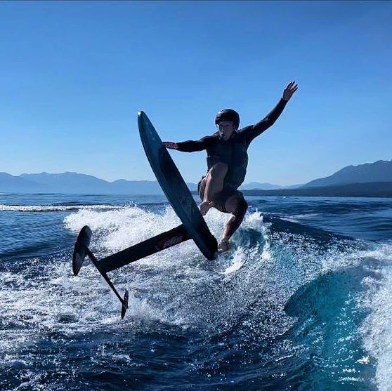 Mark Zuckerberg dengan papan selancar listriknya. (Foto: Instagram/@Zack)