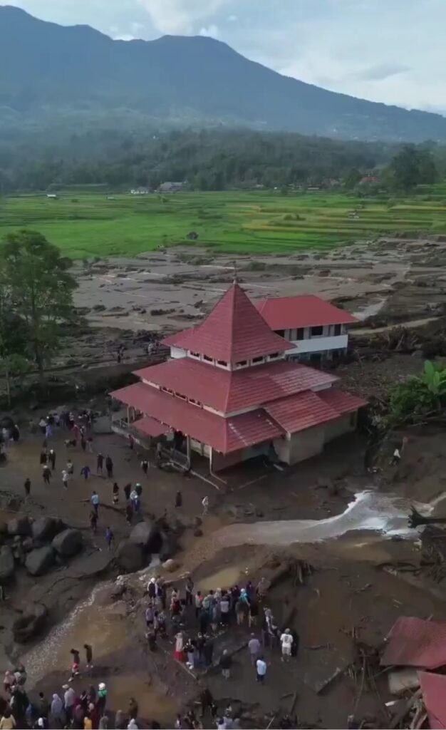 Banjir Bandang Sumatera Barat. (Foto: X/@PutraErlangga95)