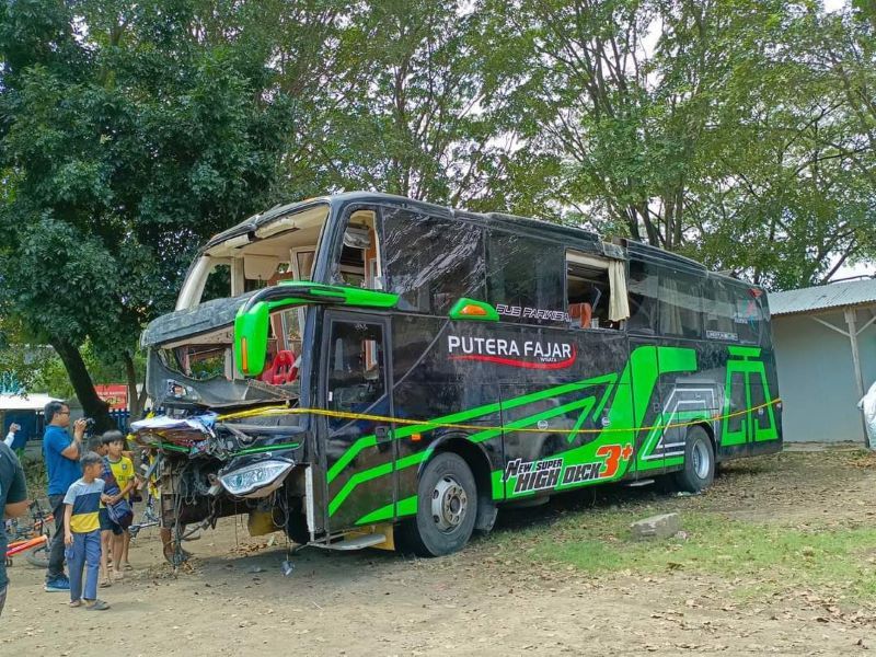 Kondisi Bus Putera Fajar Setelah Kecelakaan Maut di Subang, Jawa Barat. (Foto: X/@PrabangkaraMhdr)