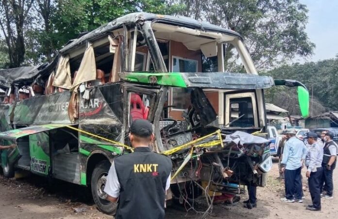 Petugas KNKT Mengecek Kondisi Bus Putera Fajar Usai Kecelakaan di Subang, Jawa Barat. (Foto: X/@KNKT_RI)