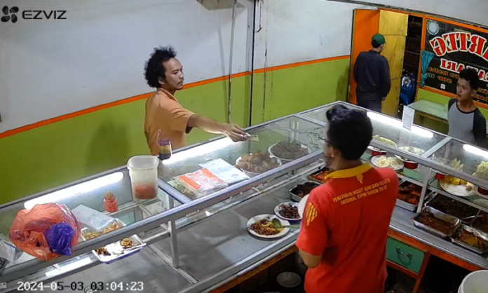 Viral Pria Kribo Bayar Makan Seenaknya Usai Makan di Warteg. (Foto: Tiktok/@gugunrafiudin)