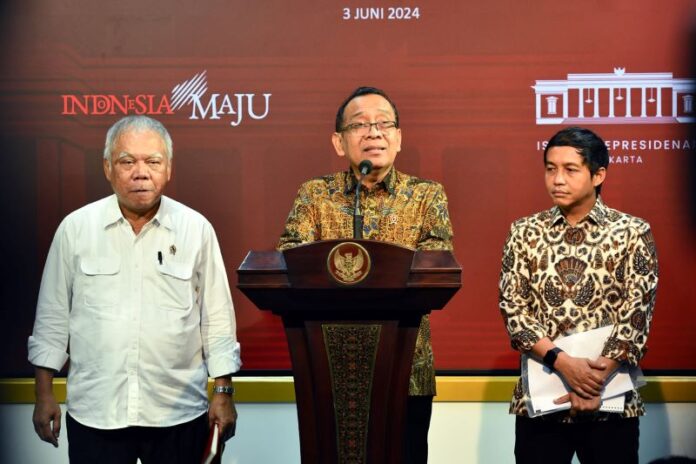 Keterangan Pers Menteri Sekretaris Negara Pratikno, Menteri PUPR Basuki Hadimuljono, dan Wamen ATR/BPN Raja Juli Antoni, di Kantor Presiden, Provinsi DKI Jakarta, Senin, (03/06/2024). (Foto: Humas Setkab/Djay)