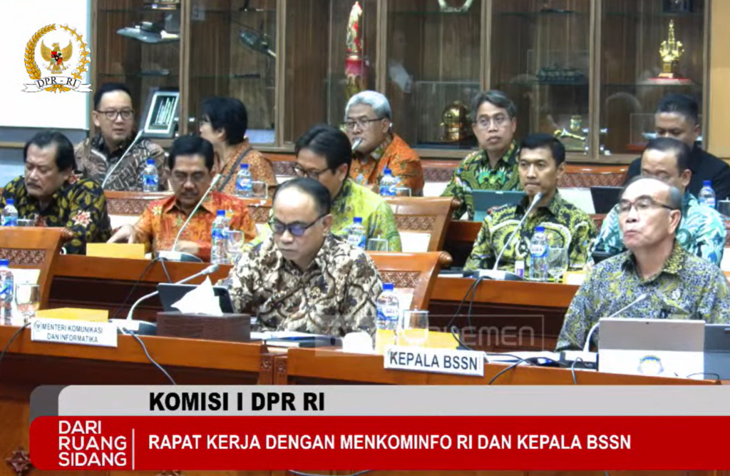 Suasana Rapat Kerja Komisi I DPR RI dengan Kominfo, BSSN dan Telkom Terkait Peretasan Sistem Pusat Data Nasional (PDN) di Gedung DPR, Senayan, Jakarta, pada Selasa (27/6/2024). (foto: Youtube DPR RI)
