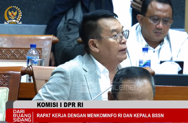 Anggota Komisi I DPR Fraksi PDI-P Mayjen (Purn) TB Hasanuddin saat saat Rapat Kerja Komisi I DPR RI dengan Kominfo, BSSN dan Telkom Terkait Peretasan Sistem Pusat Data Nasional (PDN) di Gedung DPR, Senayan, Jakarta, pada Selasa (27/6/2024). (foto: Youtube DPR RI)