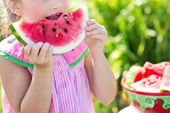 Ilustrasi Makan Buah Semangka. (foto: Pexels)