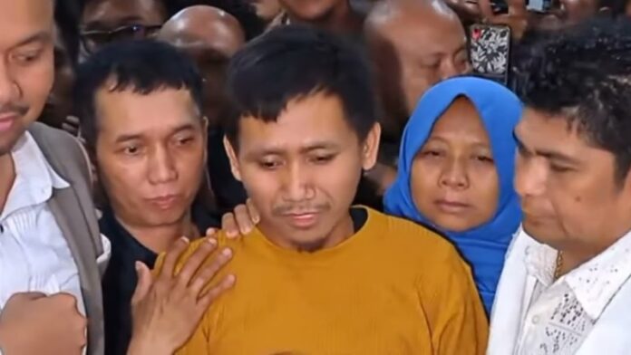 Pegi Setiawan resmi bebas dan keluar dari ruang tahanan Polda Jawa Barat pada pukul 21.45 WIB, Selasa (8/7/2024) malam, usai hakim PN Bandungmemutuskan penetapannya sebagai tersangka kasus Vina Cirebon tidak sah menurut hukum. (Dok: Istimewa)