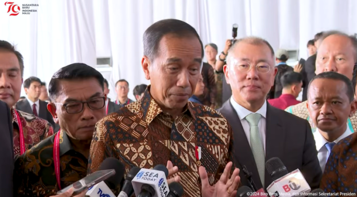 Presiden Jokowi meresmikan Pabrik ekosistem baterai kendaraan listrik (Electric Vehicle/EV) terbesar Se-Asean resmi beroperasi di Karawang, Jawa Barat, Indonesia, Rabu (3/7/2024). (foto: Youtube/Sekretariat Presiden)