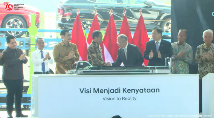 Presiden Jokowi meresmikan Pabrik ekosistem baterai kendaraan listrik (Electric Vehicle/EV) terbesar Se-Asean resmi beroperasi di Karawang, Jawa Barat, Indonesia, Rabu (3/7/2024). (foto: Youtube/Sekretariat Presiden)