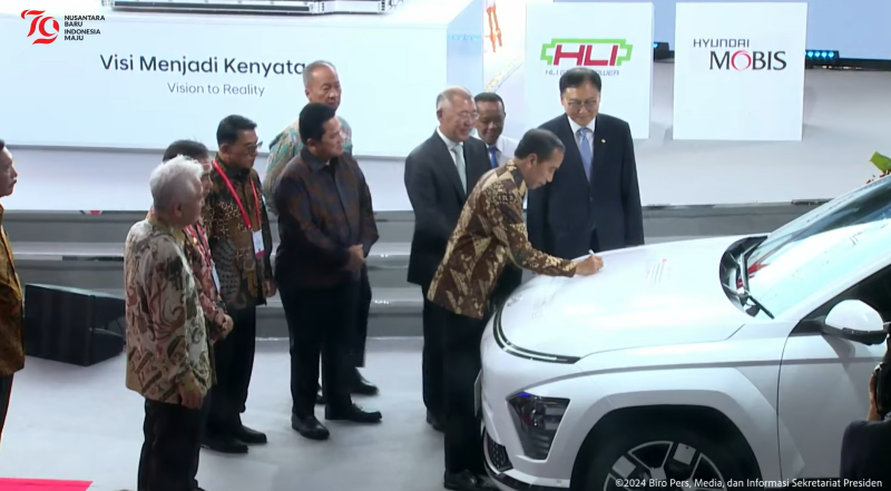 Presiden Jokowi meresmikan Pabrik ekosistem baterai kendaraan listrik (Electric Vehicle/EV) terbesar Se-Asean resmi beroperasi di Karawang, Jawa Barat, Indonesia, Rabu (3/7/2024). (foto: Youtube/Sekretariat Presiden)