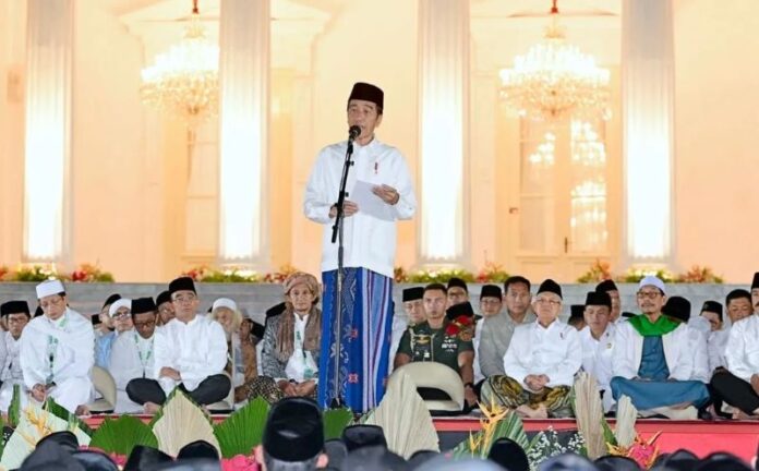 Presiden Jokowi menyampaikan permohonan maaf kepada seluruh rakyat Indonesia dalam Acara zikir dan doa kebangsaan yang digelar di Halaman Istana Merdeka, Jakarta, Kamis (1/8/2024). (Foto: Setkab RI)