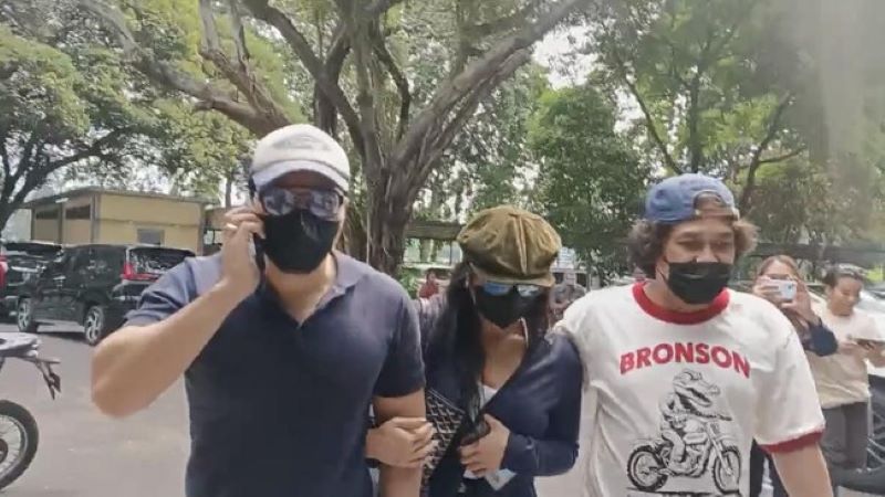 David Naif dan Anaknya Audrey Davies saat Menjalani Pemeriksaan soal Penyebaran Video Syur di Polda Metro Jaya (Foto: Dokumentasi Ditkrimsus Polda Metro Jaya)