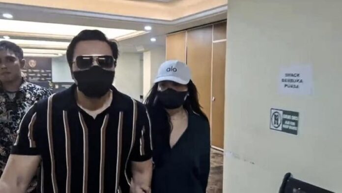 David Naif dan Anaknya Audrey Davies saat Menjalani Pemeriksaan soal Penyebaran Video Syur di Polda Metro Jaya (Foto: Dokumentasi Ditkrimsus Polda Metro Jaya)