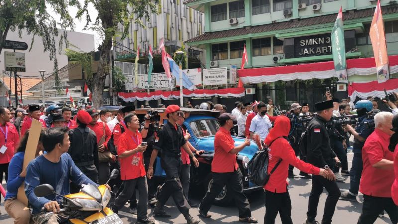 Pramono Anung dan Rano Karno Naik Oplet ke KPUD Jakarta. (Foto: x/@Neng_Geulis_)