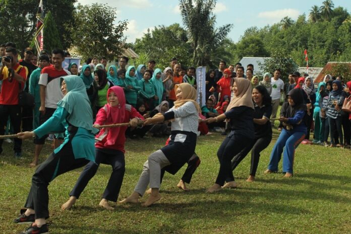 Lomba Tarik Tambang. (Foto: bengkuluutarakab.go.id)