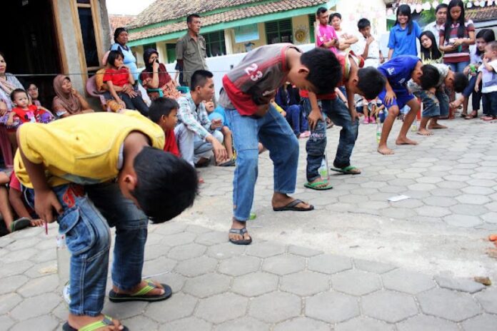 Lomba Masukan Pensil ke Dalam Botol. (Foto: Kaskus)