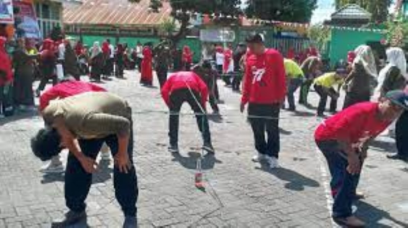 Lomba Masukan Pensil ke Dalam Botol. (Foto: Kemenag)