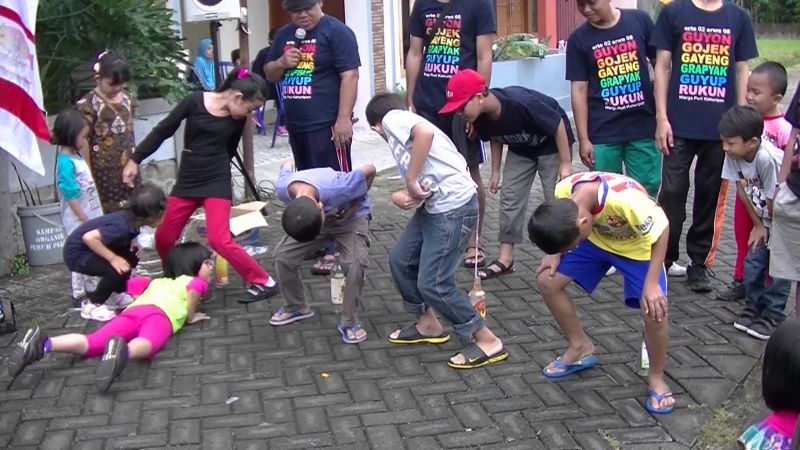 Lomba Masukan Pensil ke Dalam Botol. (Foto: Youtube)