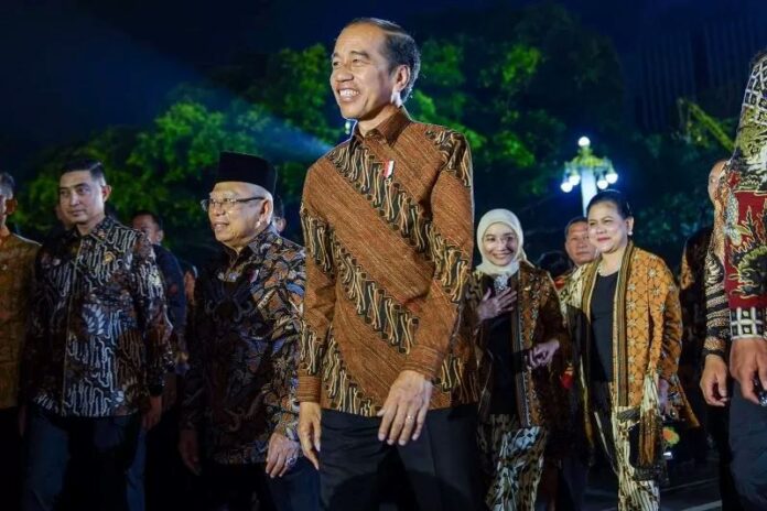 Presiden RI Joko Widodo Memakai Batik Parang di acara Istana Berbatik (Foto: Kemenparekraf)