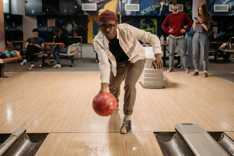 Ilustrasi Olahraga Bowling. (foto: Pexels)