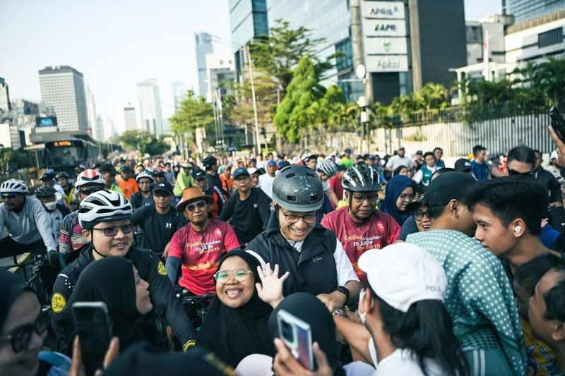 Anies Baswedan saat Bersepeda di Car Free Day di Jalan Sudirman-Thamrin, Jakarta, Minggu (8/9/2024). (Foto: Instagram/@aniesbaswedan)