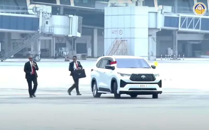 Pemimpin Tertinggi Gereja Katolik Paus Fransiskus Menaiki Toyota Kijang Innova Zenix Hybrid Warna Putih Bernomor Polisi SCV 1 Selama Kegiatan di Indonesia (Foto: Youtube/ Komsos Keuskupan Agung Semarang).