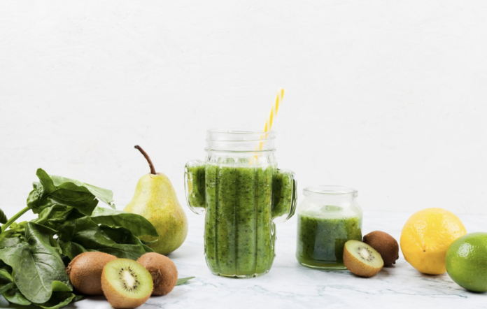 Smoothie Kiwi dan Bayam (Freepik)