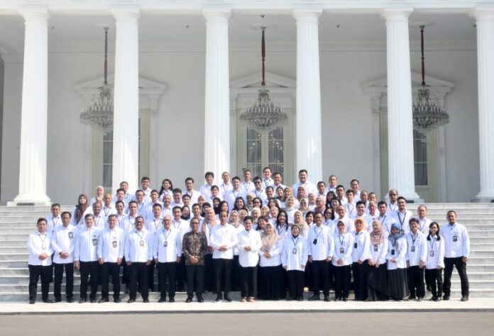 Presiden Joko Widodo dan Ibu Iriana pamitan dengan Keluarga Besar Istana, halaman depan Istana Merdeka, Jakarta, Kamis (10/10/2024). (Foto: Humas Setkab/Rahmat)