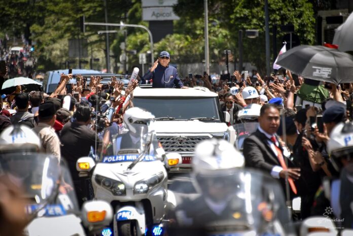 Presiden Prabowo Subianto Menaiki Maung MV3 Garuda Limousine. (Foto: PT Pindad)