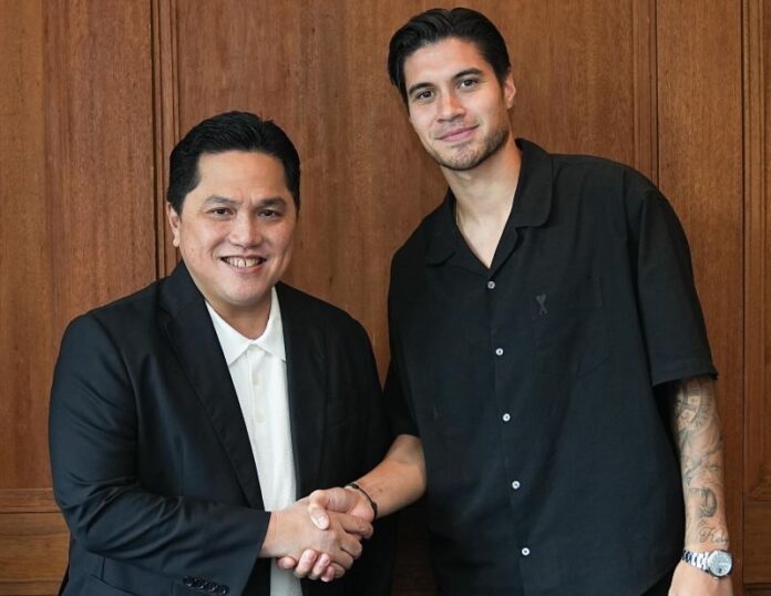 Kevin Diks bersama Ketum PSSI Erick Thohir. (Foto: Instagram/@kevindiks2)