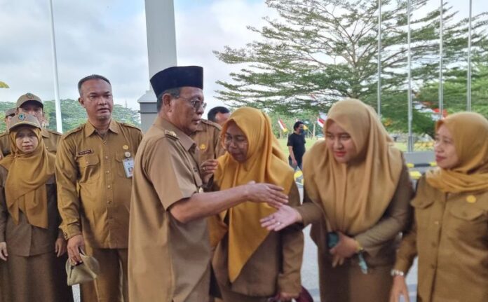 Pertama kali muncul ke publik pasca ditetapkan sebagai tersangka kasus suap oleh KPK Gubernur Kalsel, H Sahbirin Noor pimpin apel pagi di Halamna Kantor Setdaprov Kalsel. (Foto: Istimewa)