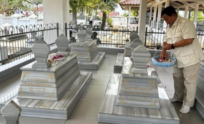 Presiden Prabowo Subiano Ziarah ke Makam Kakeknya, Margono Djojohadikoesoemo. (Foto: Istimewa)