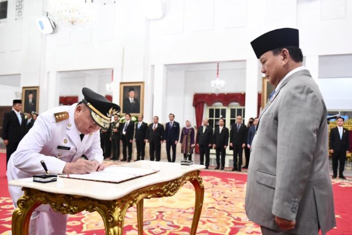 Presiden Prabowo Subianto melantik Muhidin sebagai Gubernur Kalimantan Selatan Sisa Masa Jabatan Tahun 2021-2024, di Istana Negara, Jakarta, pada Senin (16/12/2024). (Foto: BPMI Setpres/Cahyo)