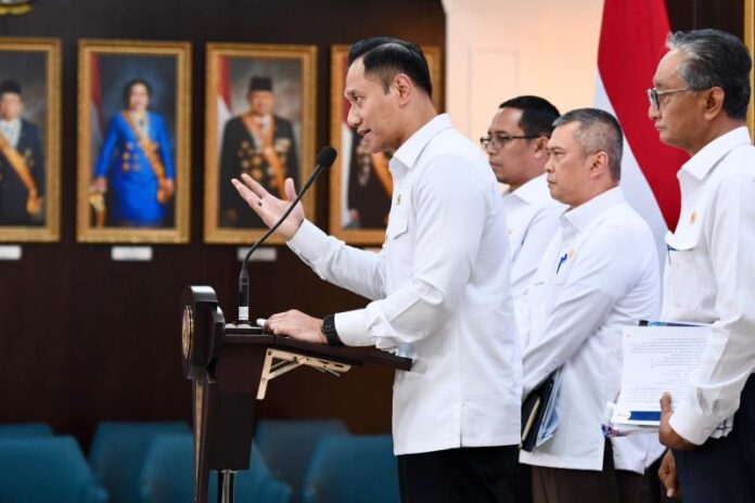 Menteri Koordinator (Menko) Infrastruktur dan Pembangunan Kewilayahan Agus Harimurti Yudhoyono (AHY) memberikan keterangan pers kepada awak media, usai mengikuti rapat terbatas yang dipimpin Presiden Prabowo Subianto terkait persiapan menghadapi Nataru, di kompleks Istana Kepresidenan Jakarta, Senin (16/12/2024)