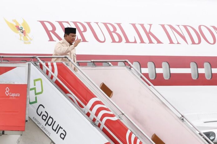 Presiden Prabowo Subianto bertolak dari Pangkalan TNI AU Halim Perdanakusuma, Jakarta ke Kairo, Mesir dalam rangka kunjungan kenegaraan sekaligus menghadiri Konferensi Tingkat Tinggi (KTT) ke-11 Developing Eight (D-8), pada Selasa (17/12/2024). (Foto: BPMI Setpres/Cahyo)